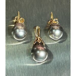 Matching set of 14K yellow gold Tahitian black pearl post stud earrings charm